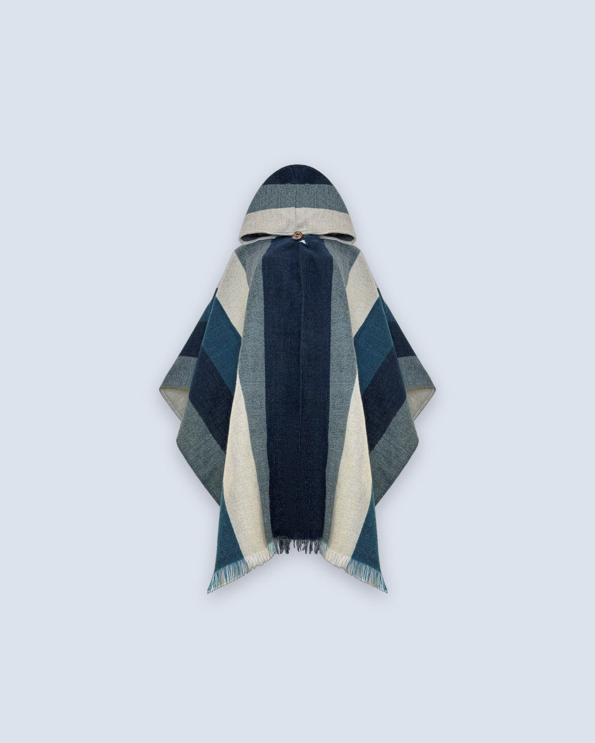 Poncho Cuicocha sobre fondo azul claro