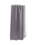 Chal de alpaca doble cara Acero colgado, con un lado gris claro y el otro gris oscuro