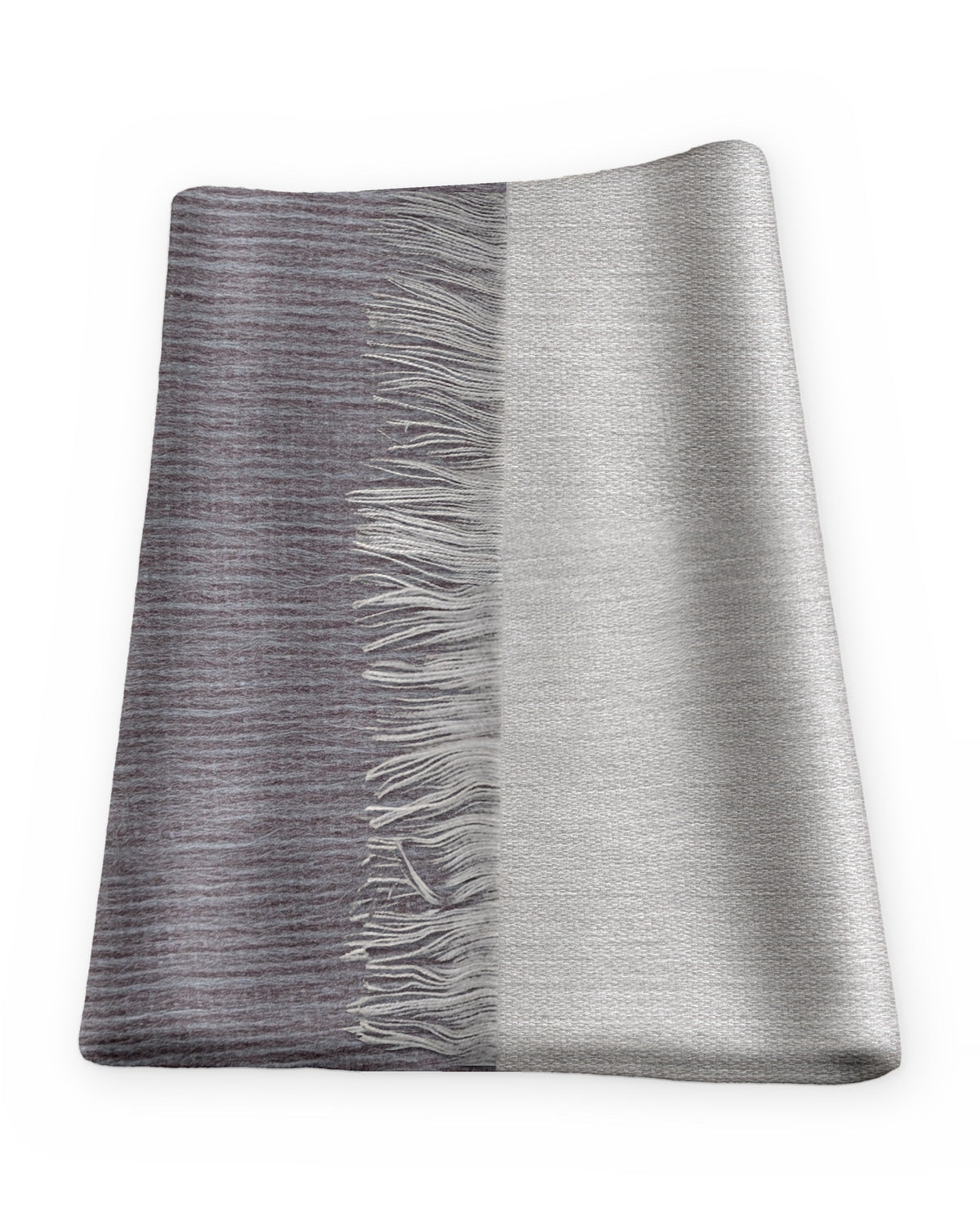Chal de alpaca doble cara Acero doblado sobre una mesa, con un lado gris claro y el otro gris oscuro