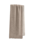 Chal de alpaca doble cara Arena colgado, con un lado beige claro y el otro beige más profundo