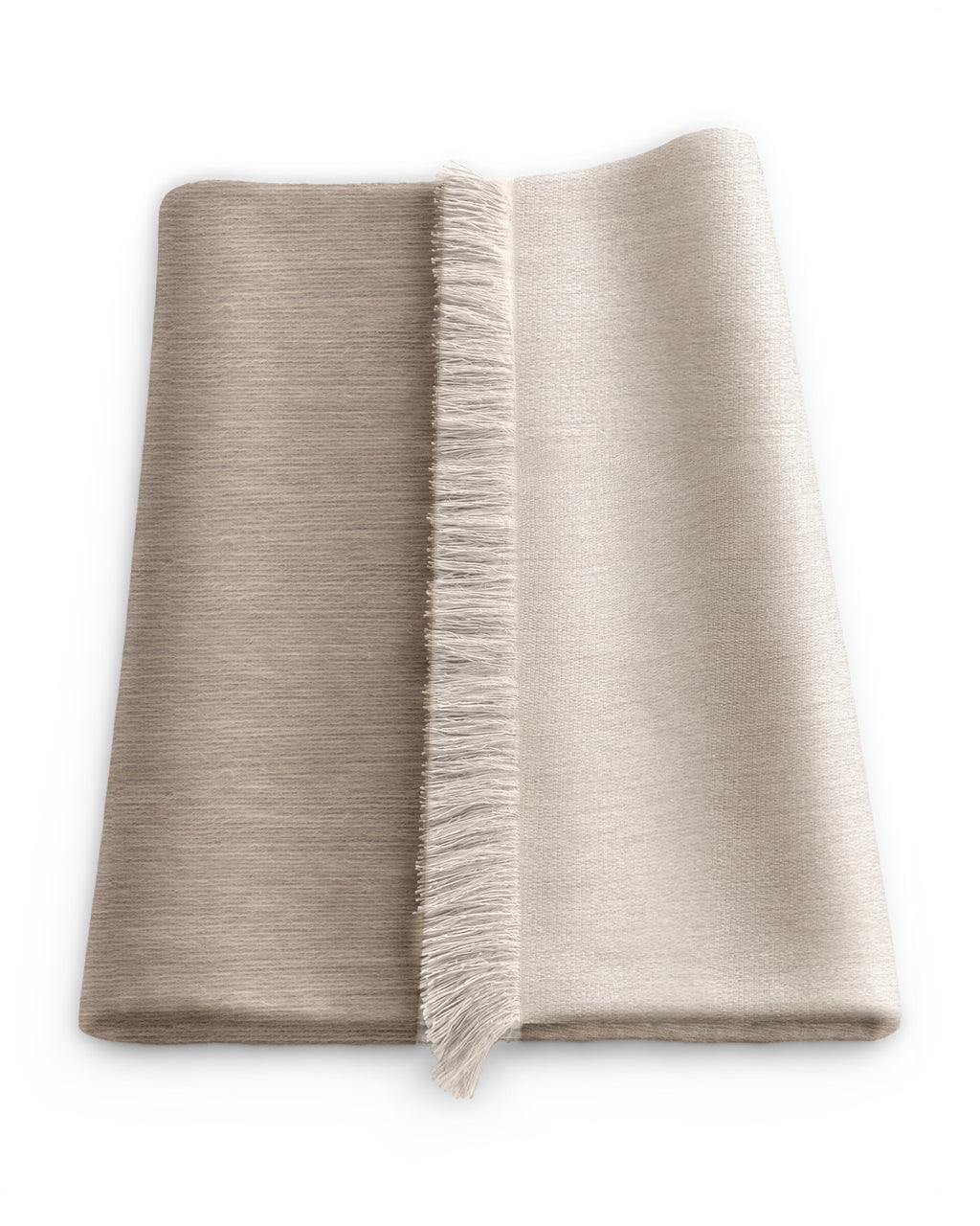 Chal de alpaca doble cara Arena doblado sobre una mesa, con un lado beige claro y el otro beige más profundo