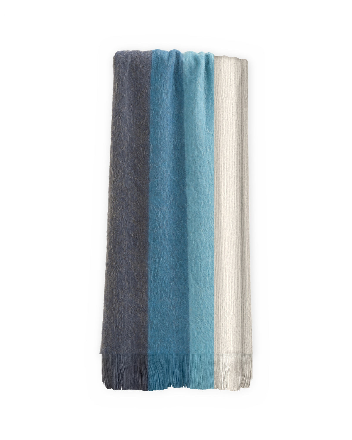 Chal de alpaca Bruma Azul colgado