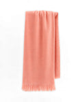 Chal de alpaca Coral Blush colgado