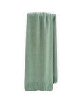 Chal de alpaca Menta Fresca colgado