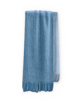 Chal de alpaca doble cara Niebla colgado, con un lado gris azulado claro y el otro gris azulado profundo