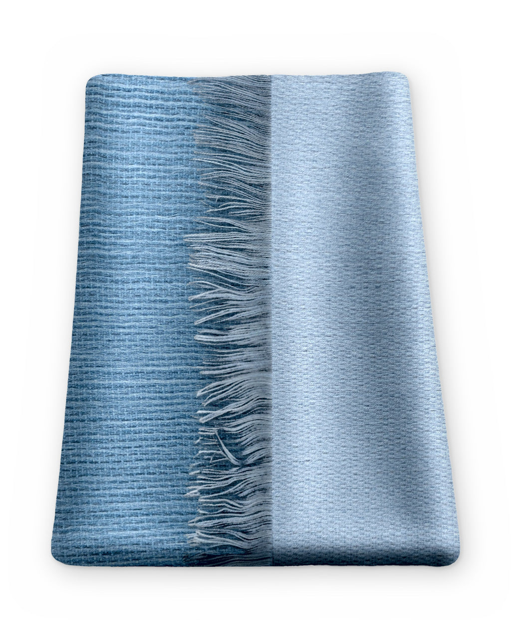 Chal de alpaca doble cara Niebla doblado sobre una mesa, con un lado gris azulado claro y el otro gris azulado profundo