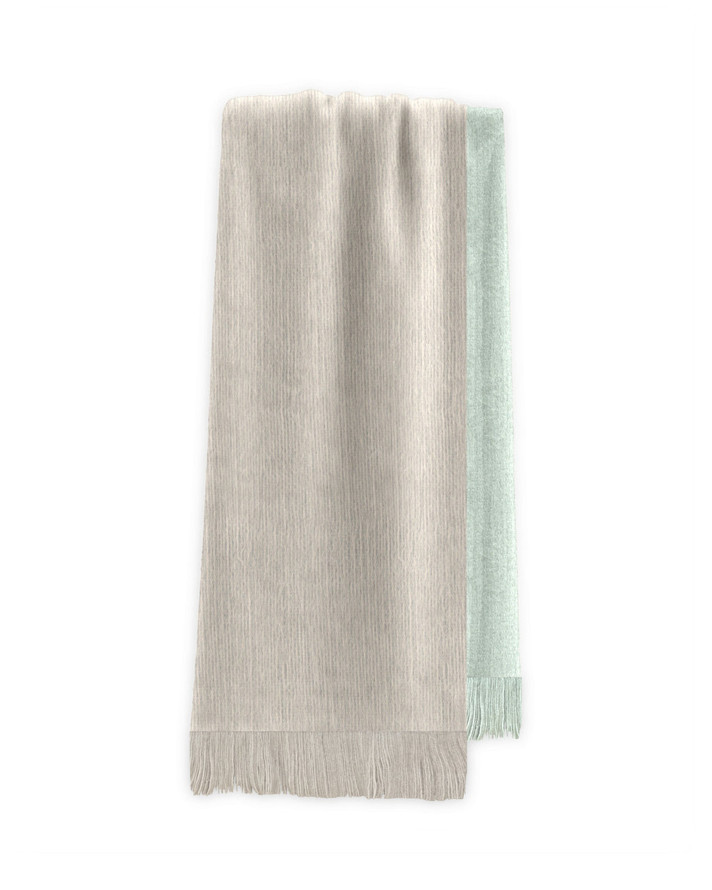 Chal de alpaca doble cara Salvia colgado, con un lado verde salvia claro y el otro beige tostado