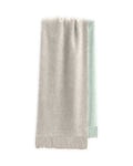 Chal de alpaca doble cara Salvia colgado, con un lado verde salvia claro y el otro beige tostado
