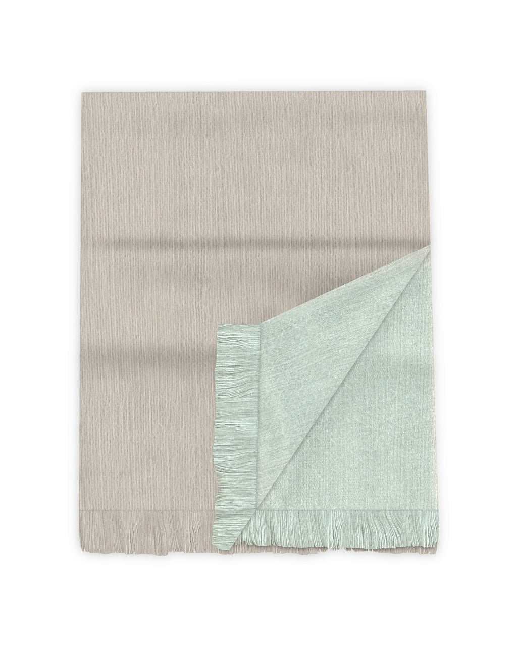 Chal de alpaca doble cara Salvia con una esquina doblada que muestra la otra cara: verde salvia claro y beige tostado