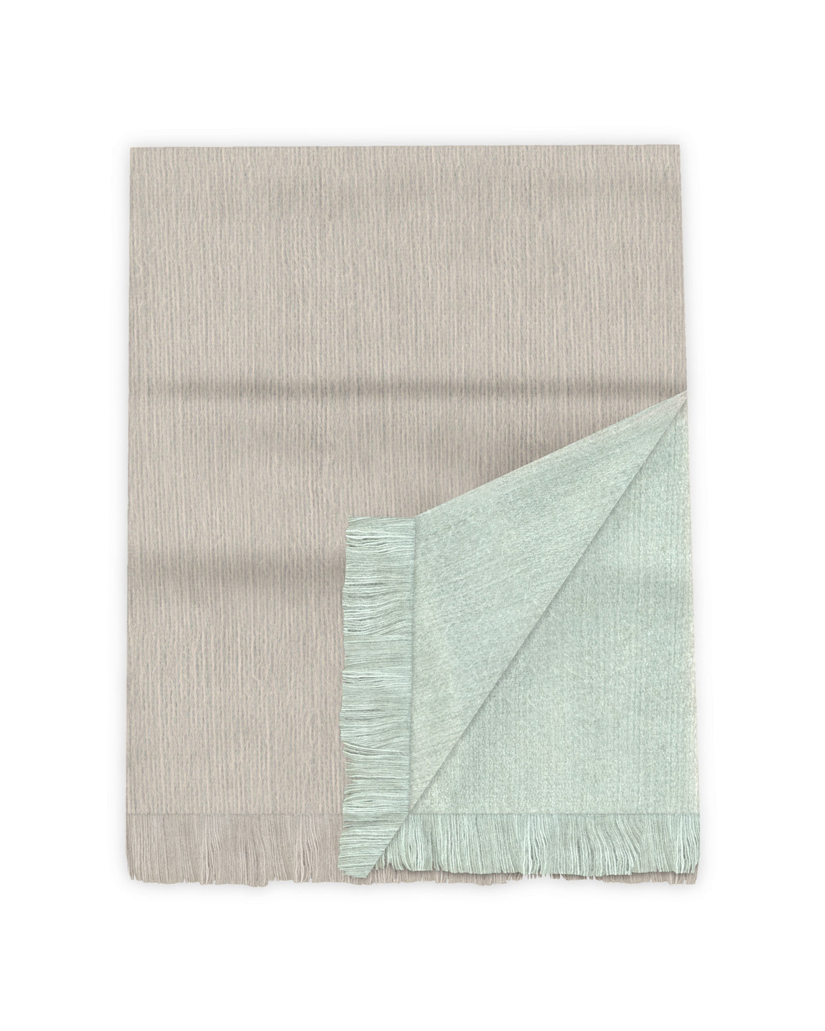 Chal de alpaca doble cara Salvia con una esquina doblada que muestra la otra cara: verde salvia claro y beige tostado