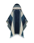 Poncho Cuicocha de franjas anchas azul marino, turquesa, gris y crema, con capucha y flecos, visto de frente