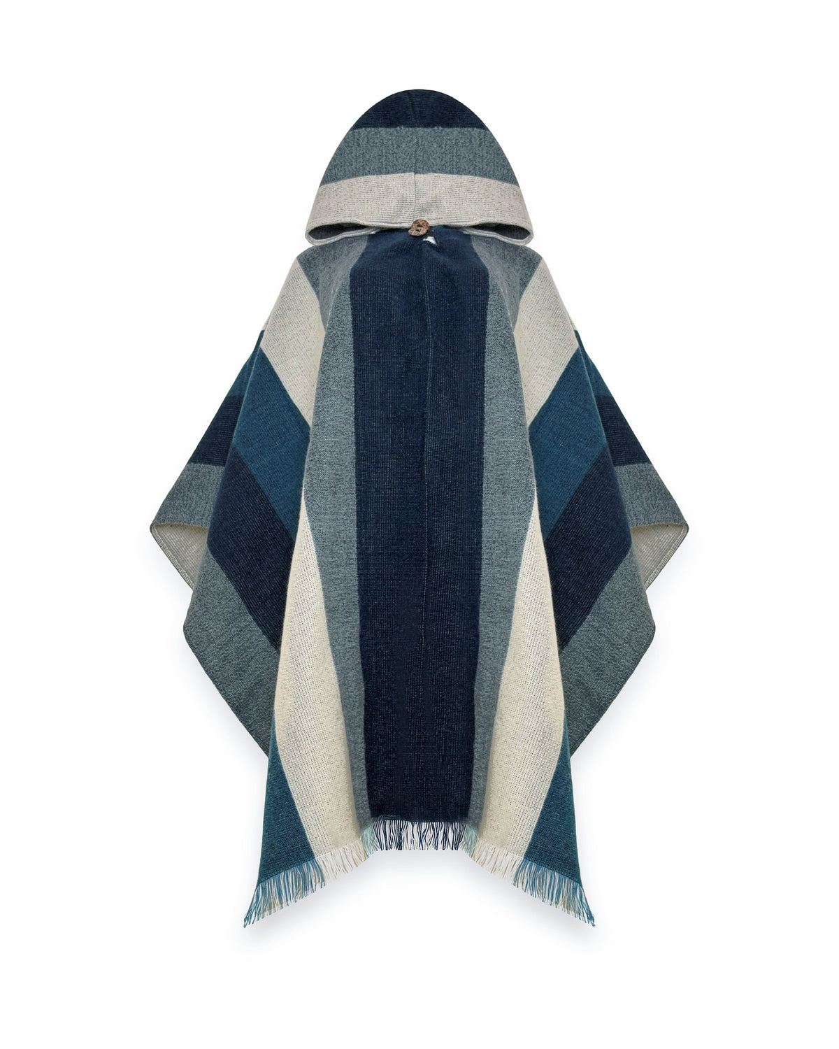 Poncho Cuicocha de franjas anchas azul marino, turquesa, gris y crema, con capucha y flecos, visto de frente