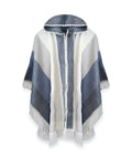 Poncho Espíritu Cielo Andino de franjas azules, grises y blancas, con capucha y flecos, visto de frente