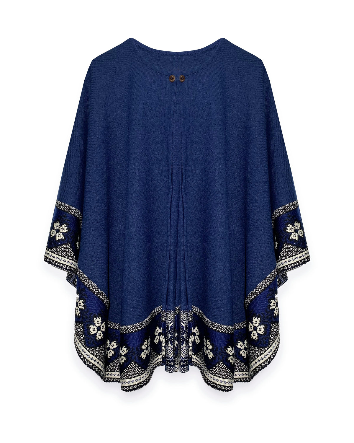 Poncho Flor de Imbabura azul profundo con flores blancas en el borde y cierre con botones, visto de frente