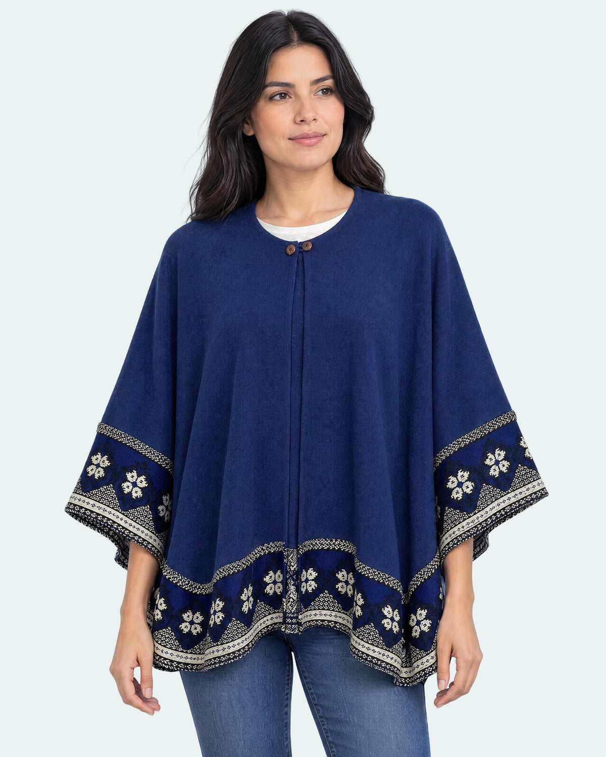 Mujer con el Poncho Flor de Imbabura azul con flores blancas en el borde, retrato de medio cuerpo