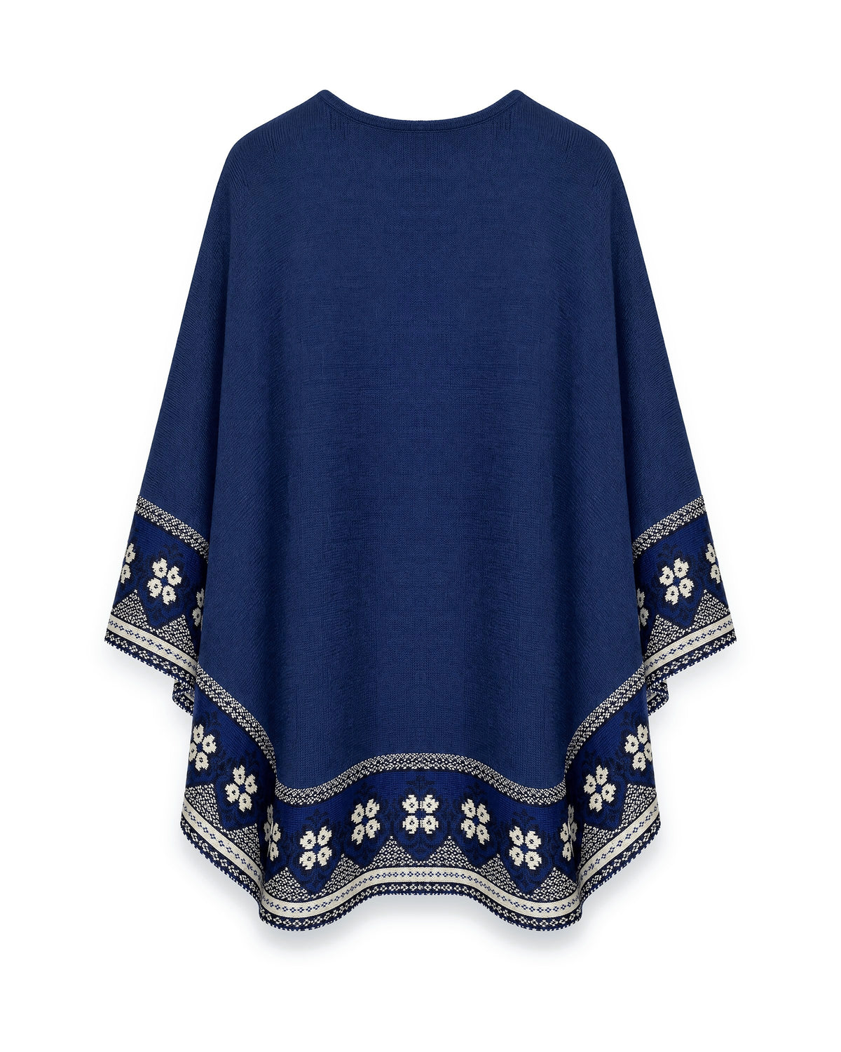 Poncho Flor de Imbabura visto de espalda, azul profundo con franja de flores blancas en el borde