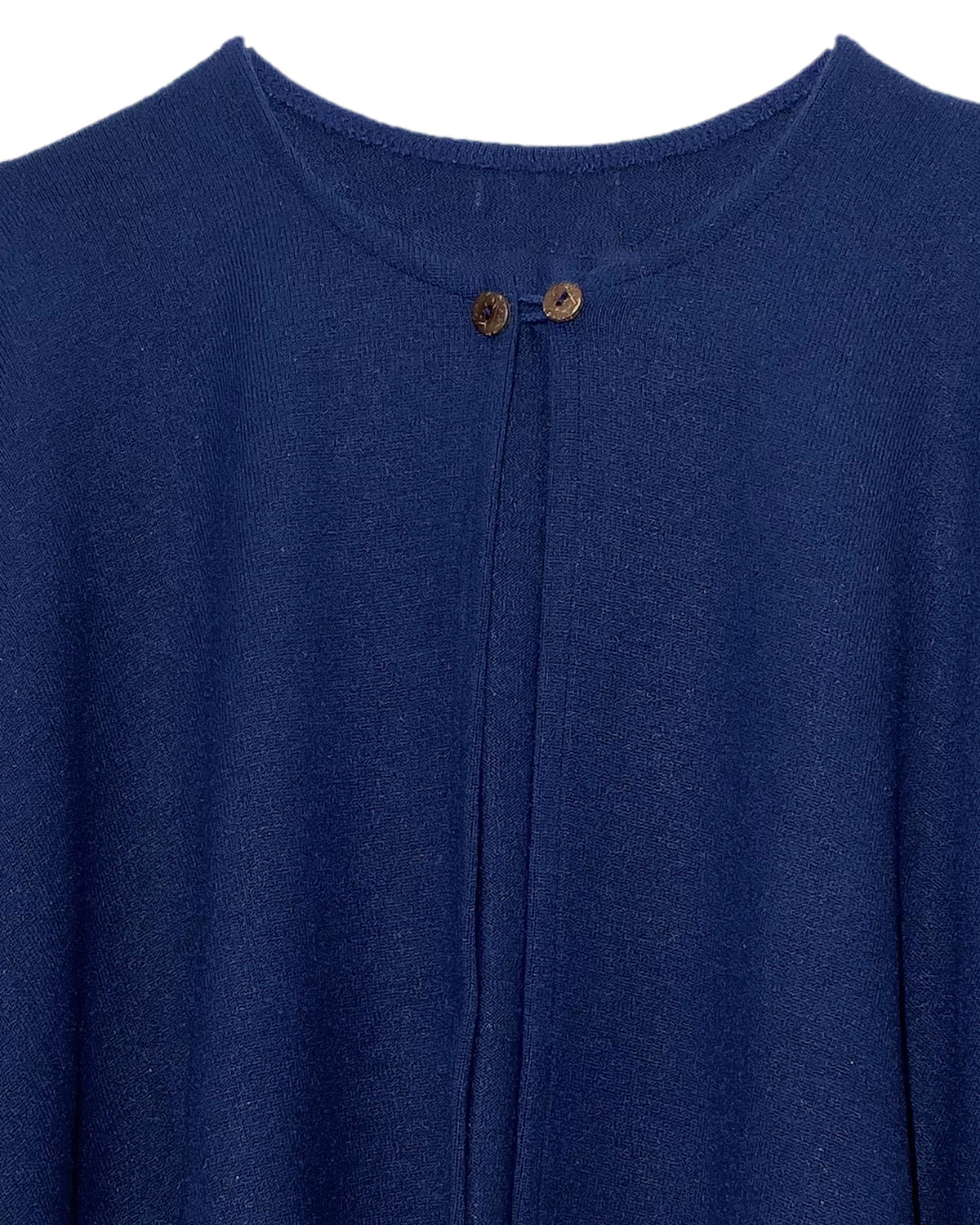 Detalle del cuello redondo y los botones del Poncho Flor de Imbabura