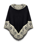 Poncho Lluvia Nocturna negro con borde crema de grecas y rombos, visto de frente sobre fondo blanco