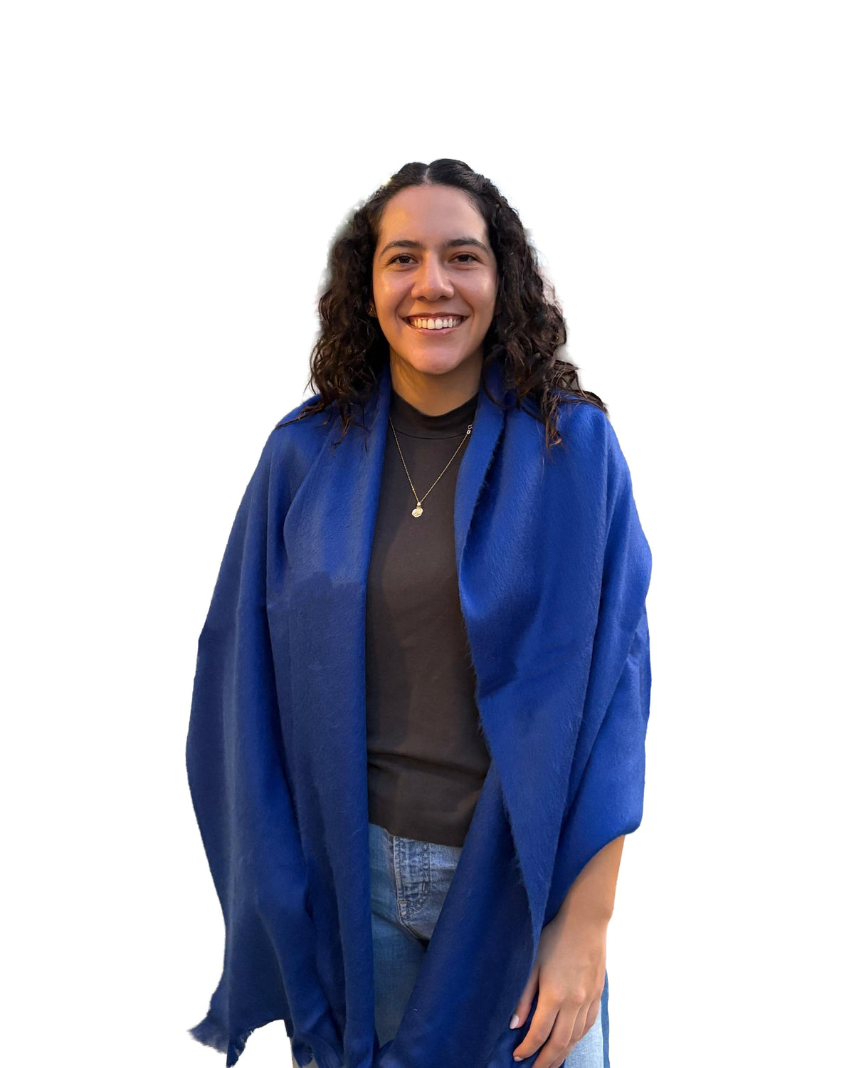 Chal de alpaca Azul Zafiro en azul intenso, sobre los hombros de una modelo sonriente con camiseta oscura