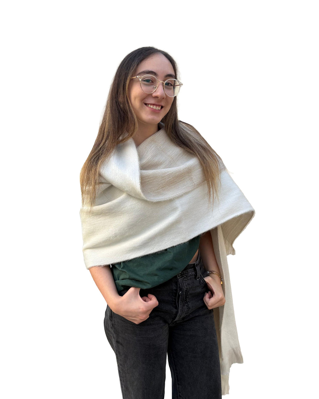Chal de alpaca doble cara Hueso en color hueso, envuelto en los hombros de una modelo con las manos en los bolsillos