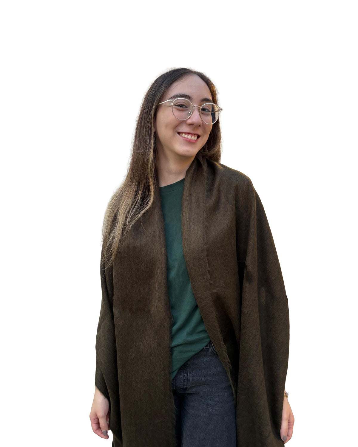 Chal de alpaca Oliva Profundo en verde oliva oscuro, sobre los hombros de una modelo con lentes y camiseta verde