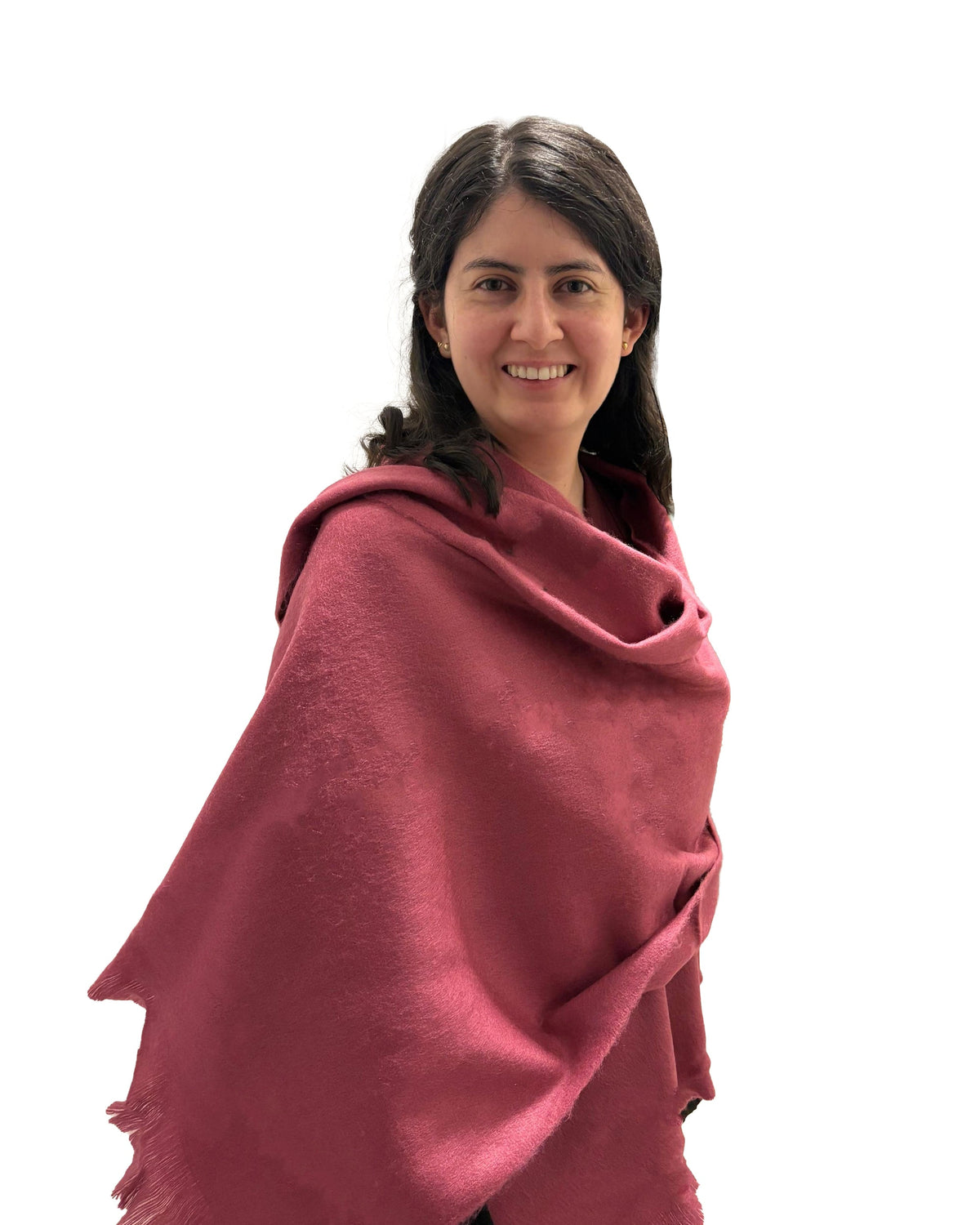 Chal de alpaca Ciruela envuelto sobre los hombros de una modelo sonriente, visto de frente