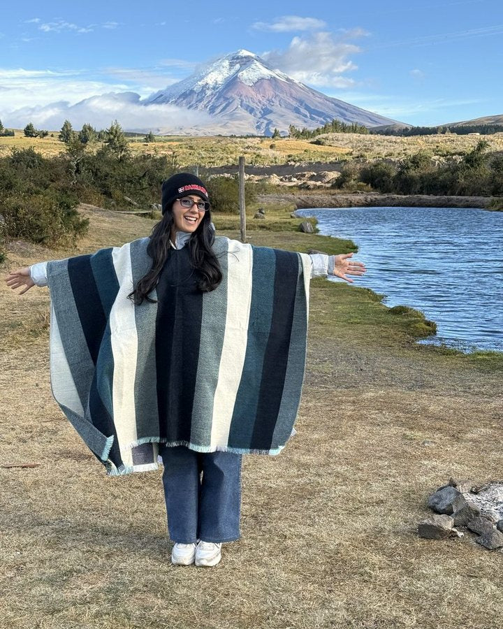 Con un poncho de rayas azules frente al volcán Cotopaxi