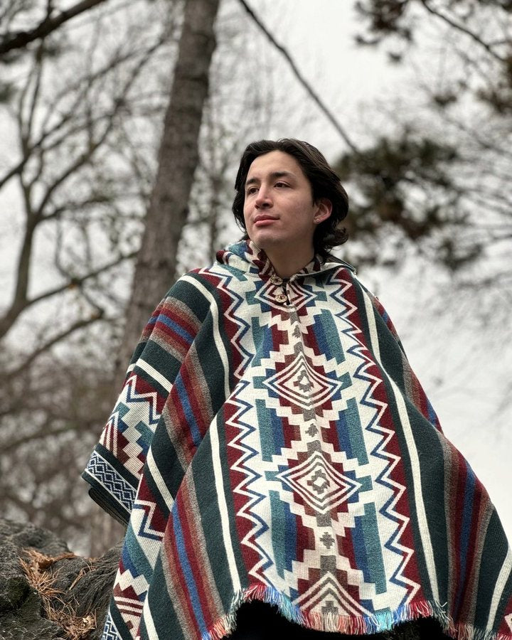 Con el poncho Cotopaxi en un parque de Nueva York en invierno