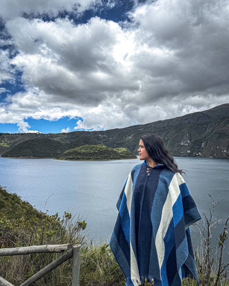 Con el Poncho Cuicocha frente a la laguna de Cuicocha