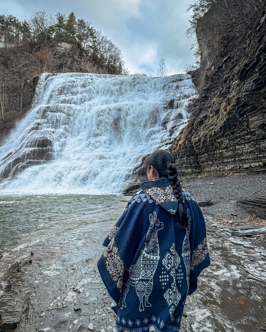 Con el Poncho Llamas frente a una cascada en Nueva York